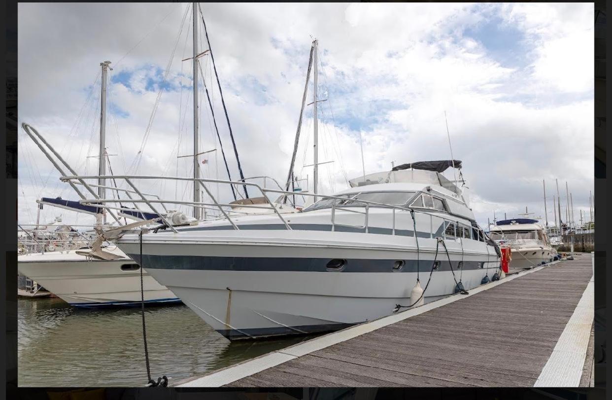 Hotel Beautiful And Magnific Yacht Lisbona Esterno foto
